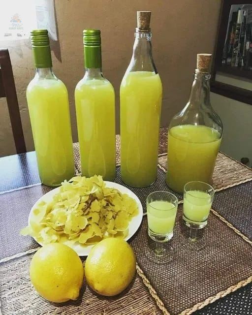 After receiving many requests in DMs, here is the recipe for ginger water, a delicious drink that can help burn fat, improve digestion, and relieve joint pain.
1.Ginger Water for Weight Loss
-Boil slices of ginger root in water.
-Strain and mix with lemon juice.
2. Health Benefits
-Lower cholesterol.
-Regulate blood pressure.
-Reduce inflammation.
-Prevent cancer.
3.Additional Health Benefits of Ginger
-Improved circulation: Promotes blood circulation and inhibits cholesterol accumulation in the liver.
-Enhanced nutrient absorption: Stimulates digestive enzyme secretion for better nutrient absorption.
-Protection against colds and infectious diseases: Alleviates cold symptoms and protects against infections due to antimicrobial properties.
-Better digestion: Relieves bloating, constipation, and dyspepsia.
-Strengthening the immune system: Strengthens the immune system and protects against infections and chronic diseases.