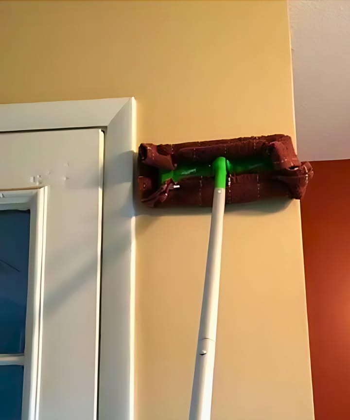 Ive been trying to figure out faster ways to clean my house! This is about the BEST thing Ive ever come across!
1. Mix vinegar and Dawn dish soap in a spray bottle.
2. Spray the solution on your walls.
3. Use an old Swiffer mop with a dish towel to wash the walls.
4. In just about 20 minutes, I cleaned over half my house!
This method is perfect for getting rid of dust on walls and makes cleaning super quick and efficient!