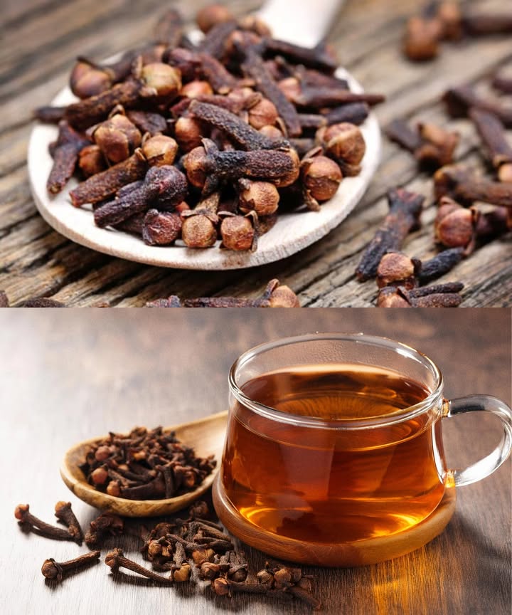 Agua de clavo: el poder oculto en tu cocina

Un remedio casero sencillo y lleno de beneficios que transforma la salud y el bienestar desde adentro hacia afuera.

 30 beneficios del agua de clavo
 Mejora la digestión y reduce la hinchazón
 Alivia el dolor de muelas de forma natural
 Refresca el aliento y cuida la salud bucal
 Refuerza el sistema inmunológico
 Reduce la inflamación y calma articulaciones
 Controla el azúcar en sangre
 Combate infecciones bacterianas y fúngicas
 Protege y desintoxica el hígado
 Alivia tos, resfriados y congestión
 Calma náuseas y vómitos
 Combate el acné y mejora la piel
 Favorece la pérdida de peso y acelera el metabolismo
 Equilibra hormonas y mejora la salud sexual
 Disminuye calambres menstruales
 Estimula la circulación y la claridad mental
 Regula colesterol y protege el corazón
 Reduce el estrés oxidativo y aumenta energía
 Alivia el dolor de garganta
 Fortalece cabello, huesos y uñas
 Previene infecciones urinarias

 Cómo preparar agua de clavo

Hervir 1 taza de agua 250 ml

Añadir 1015 clavos enteros

Cocinar a fuego lento 57 min

Tapar y reposar 10 min

Colar y guardar en frasco de vidrio
 Consumir tibia o fría máx. 2 días en nevera

 Usos prácticos
 Beber en ayunas para desintoxicar y activar digestión
 Aplicar en piel con acné como tónico natural
 Usar como enjuague bucal o para dolor de garganta
 Enjuague capilar fortalecedor contra caspa y caída
 Tomar antes de comidas para mejorar digestión
 Infusión tibia para calambres menstruales
 Beber en resfriados o gripe para aliviar congestión

 Una infusión simple, económica y poderosa que convierte lo cotidiano en un ritual de bienestar natural.