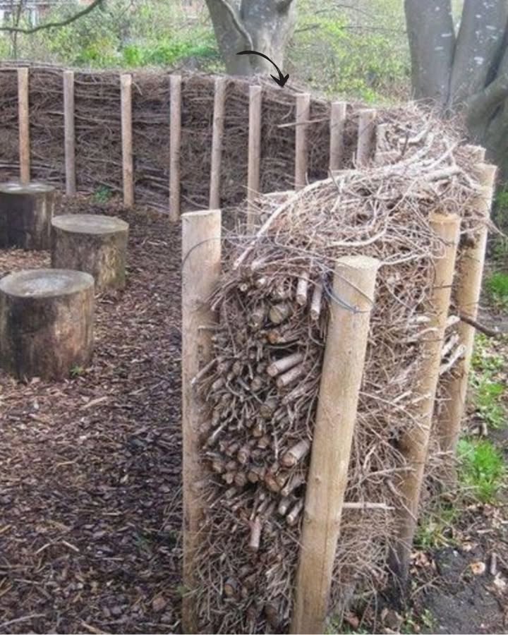 Ökologische und widerstandsfähige Ideen für den Garten 

Eine tote Hecke oder trockene Hecke ist eine natürliche, ökologische und äußerst widerstandsfähige Zaunlösung, die perfekt dazu geeignet ist, ein Grundstück zu unterteilen und gleichzeitig die lokale Biodiversität zu fördern. Sie stellt eine nachhaltige Alternative zu herkömmlichen Hecken oder Zäunen dar und wird immer beliebter, da sie sowohl praktischen Nutzen bietet als auch die Umwelt schützt.

Diese Art von Hecke besteht aus dem Stapeln von Ästen, Zweigen und anderen pflanzlichen Abfällen zwischen zwei Reihen von unbehandelten Holzpfählen. Dabei entsteht eine strukturierte, aber natürliche Barriere, die nicht nur als Abgrenzung dient, sondern auch eine wertvolle ökologische Funktion erfüllt. Diese tote Hecke kann eine beeindruckende Lebensgemeinschaft für eine Vielzahl von Lebewesen schaffen.

Förderung der lokalen Biodiversität
Die errichtete Hecke bietet ein unverzichtbares Refugium für die lokale Fauna. Vögel, kleine Säugetiere, Insekten und andere Tierarten finden hier Unterschlupf und Nahrung. Besonders in städtischen oder landwirtschaftlich genutzten Gebieten, wo natürliche Lebensräume immer mehr zurückgehen, bieten solche Strukturen eine Möglichkeit, die biologische Vielfalt zu unterstützen. Sie schützen vor Witterungseinflüssen und bieten gleichzeitig Nistmöglichkeiten oder Schutzräume für verschiedene Tiere, die auf der Suche nach sicheren Rückzugsorten sind.

Die Hecke hat jedoch nicht nur Vorteile für die Tierwelt, sondern auch für die Pflanzenwelt. Indem sie eine vielfältige Struktur aus verschiedenen Pflanzenmaterialien bietet, kann sie als Lebensraum für zahlreiche Pflanzenarten dienen, die auf den oberen Schichten des Bauschutts oder zwischen den Zweigen gedeihen. Diese Pflanzen wiederum tragen zur Stabilisierung des Ökosystems bei, indem sie den Boden verbessern und das Mikroklima in der Umgebung fördern.

Umweltfreundliche Gestaltung
Ein weiterer großer Vorteil der toten Hecke ist ihre Nachhaltigkeit. Im Gegensatz zu herkömmlichen Hecken oder Zäunen, die oft aus behandelten Hölzern oder Kunststoffen bestehen, besteht die tote Hecke ausschließlich aus natürlichen, abbaubaren Materialien, die keine schädlichen Chemikalien enthalten. Die Verwendung von geschnittenen Ästen und Zweigen, die ohnehin anfallen, vermeidet den Einsatz von neuen, oft umweltschädlichen Materialien. Zudem wird durch den Verzicht auf chemische Behandlungsmittel wie Holzschutzmittel oder Farbstoffe die Umwelt weiter geschont.

Langfristige Widerstandsfähigkeit und Pflege
Eine tote Hecke ist zudem extrem widerstandsfähig gegenüber verschiedenen Witterungsbedingungen. Sie erfordert wenig Pflege, da sie sich selbst erhält und keine regelmäßigen Schnitte oder Eingriffe benötigt, wie es bei klassischen Hecken notwendig wäre. Die natürliche Zersetzung des Materials schafft mit der Zeit eine immer festere und stabilere Struktur, die Jahr für Jahr ihre Funktion als natürliche Barriere erfüllt.

Zusammengefasst ist die tote Hecke eine wunderbare Möglichkeit, einen ökologischen und gleichzeitig langlebigen Gartenzaun zu schaffen. Sie hilft dabei, die lokale Flora und Fauna zu fördern, bietet Schutz vor den Elementen und trägt zur Nachhaltigkeit bei. Eine solche Hecke ist eine ideale Lösung, wenn du deinem Garten eine natürliche, vielseitige und umweltfreundliche Note verleihen möchtest.