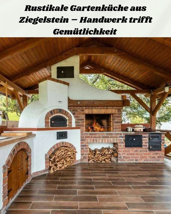 Rustikale Gartenküche aus Ziegelstein  Handwerk trifft Gemütlichkeit 

Diese beeindruckende Gartenküche zeigt, wie traditionelles Handwerk und modernes Outdoor-Design perfekt miteinander harmonieren. Das obere Bild veranschaulicht die präzise Bauplanung  jede Maßangabe wurde sorgfältig berechnet, um eine funktionale und ästhetische Einheit zu schaffen.
Im unteren Foto erwacht der Entwurf zum Leben: Eine voll ausgestattete Außenküche aus roten Ziegelsteinen mit integriertem Holzofen, Grill, Kochplatten und Spülbecken. Die Kombination aus Backofen, Grillkammer und Holzlager bietet alles, was man für gesellige Abende im Freien braucht.
Die Holzdetails, das warme Ziegelrot und die harmonische Integration unter dem Holzpavillon schaffen eine behagliche Atmosphäre  perfekt für Sommerabende mit Freunden oder ein gemütliches Familienessen im Freien.
 Ein echtes Meisterwerk für alle, die Kochen, Handwerk und Natur vereinen möchten  robust, schön und funktional zugleich.
