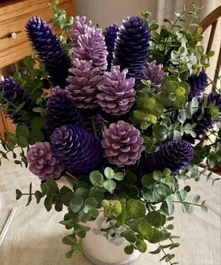 I never thought painting pine cones could be so beautiful! 朗